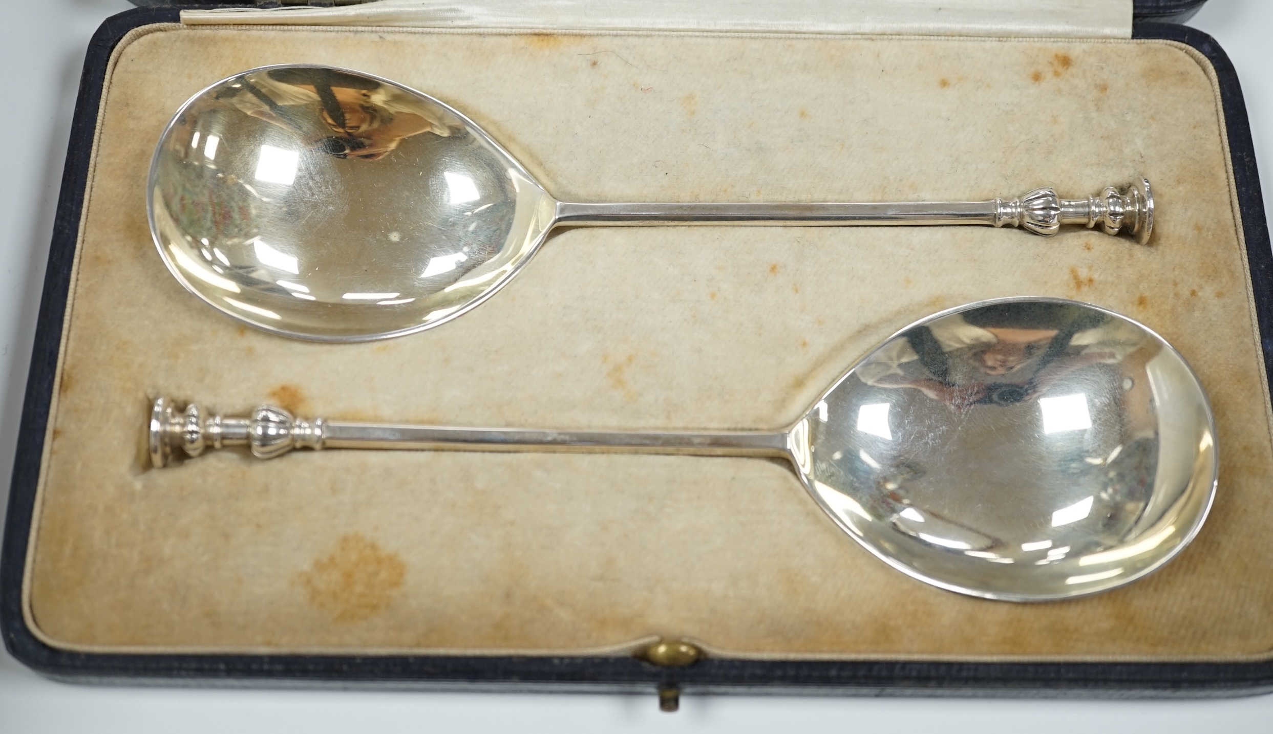 A cased pair of George V silver seal top serving spoons, Mappin & Webb, Sheffield, 1928, 19cm, 4.4oz.